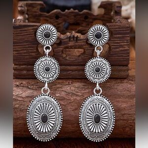 🌵🏜️Western Cowgirl Retro Boho Silver and Black Concha Dangle Earrings